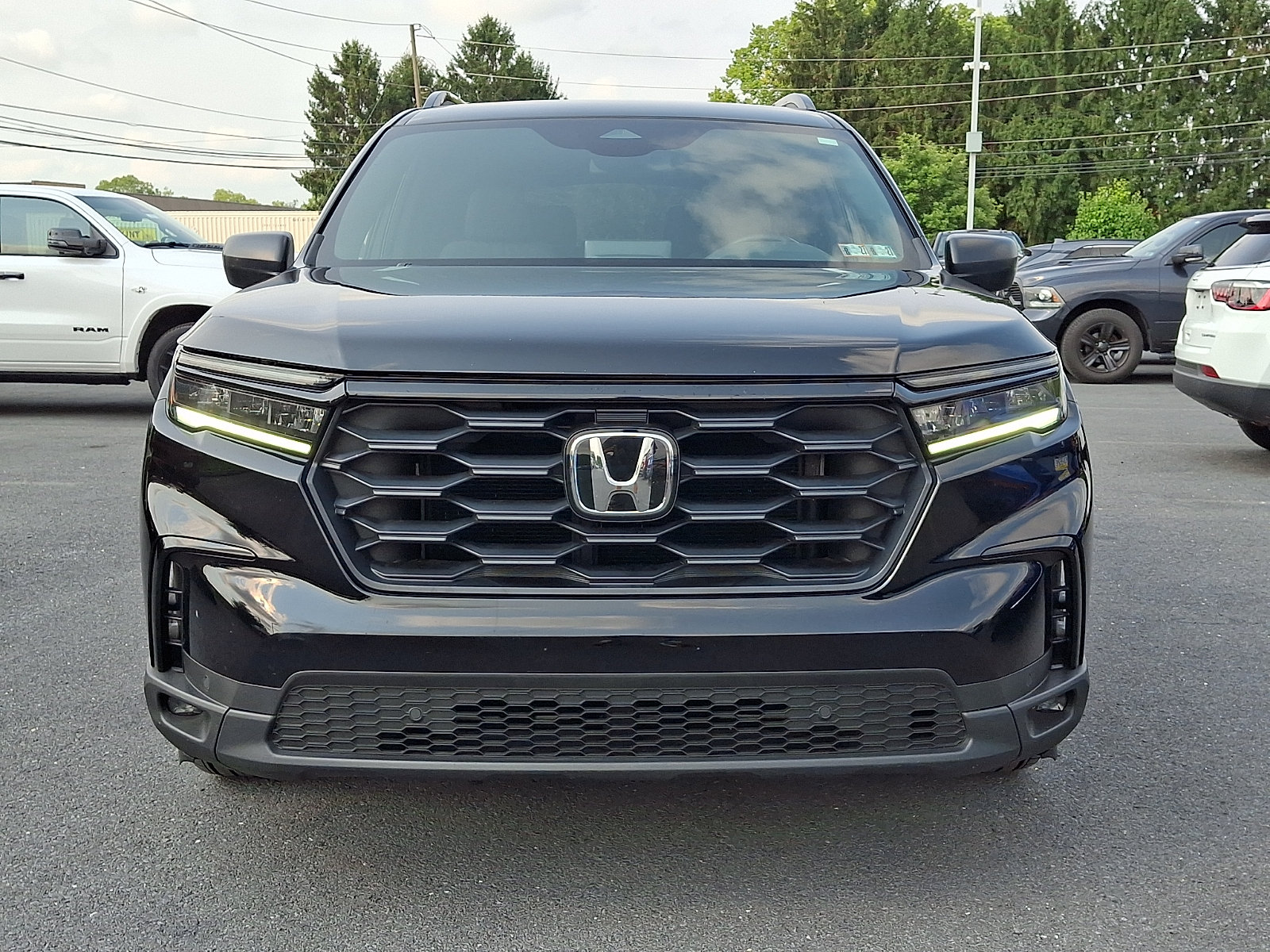 Used 2025 Honda Pilot Sport image 2