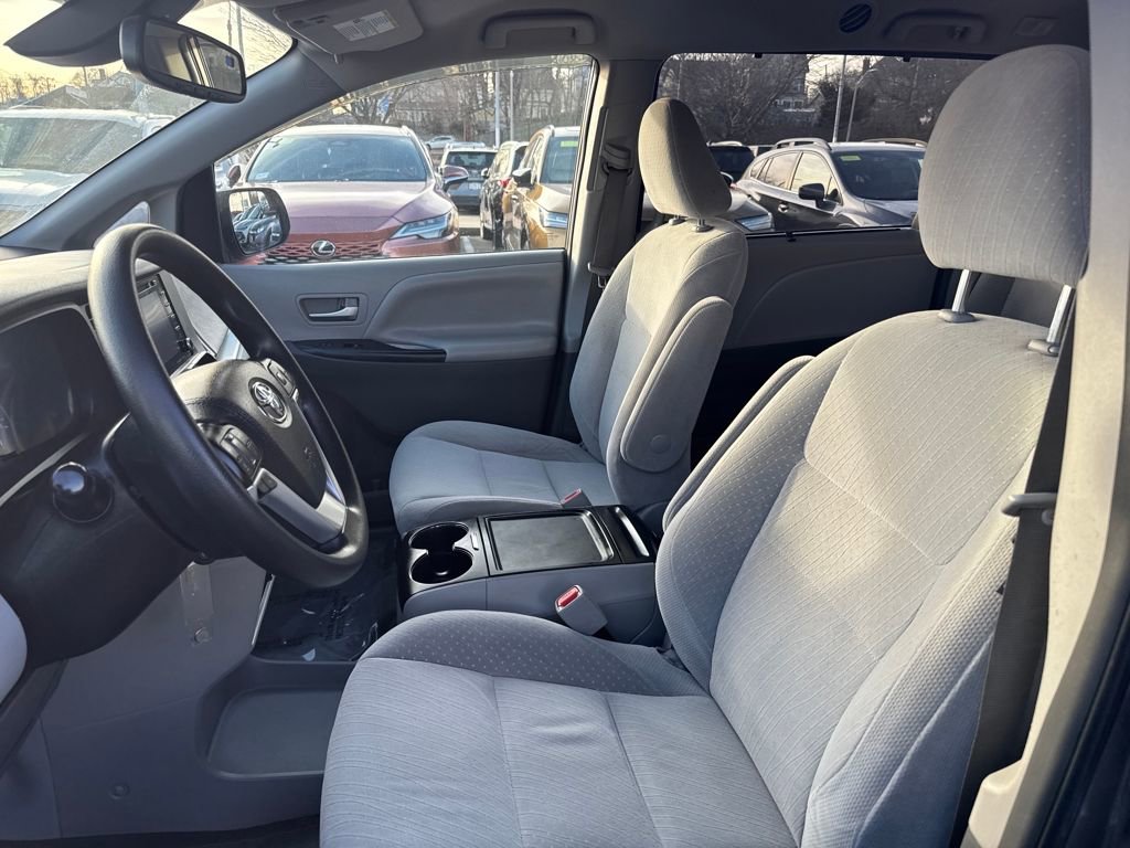 Used 2018 Toyota Sienna LE image 16