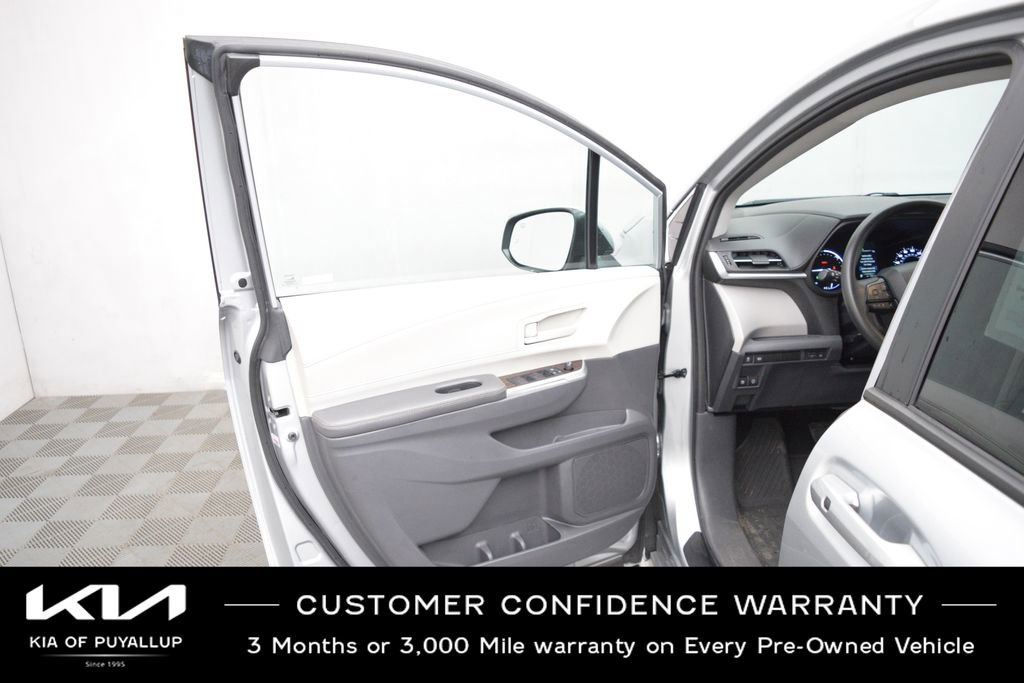 Used 2022 Toyota Sienna LE image 9