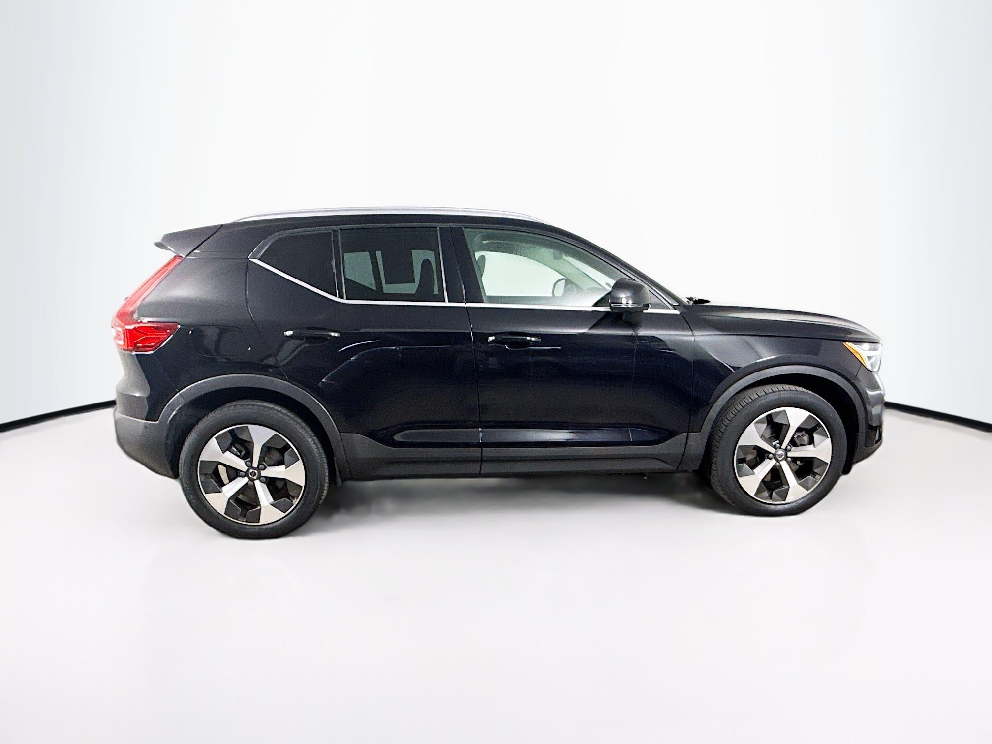Used 2023 Volvo XC40 B5 Plus w/ Driver Assist Package AWD/4WD image 2