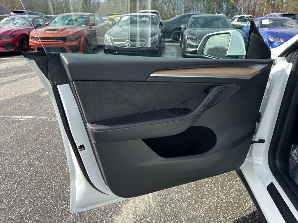 Used 2022 Tesla Model Y Long Range image 28