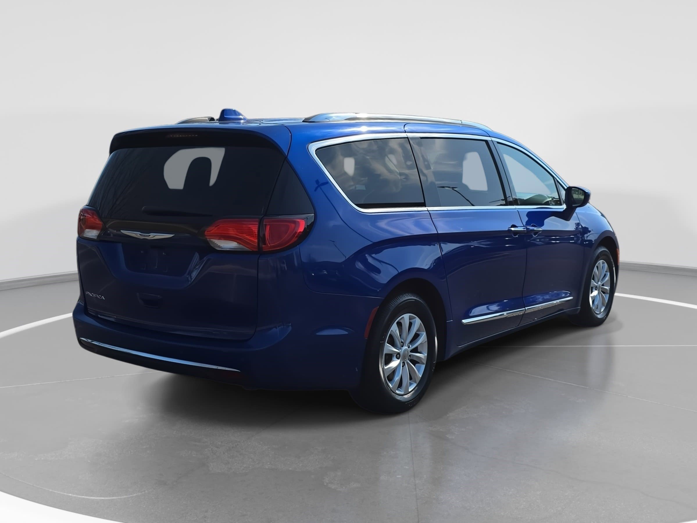 Used 2018 Chrysler Pacifica Touring-L image 5