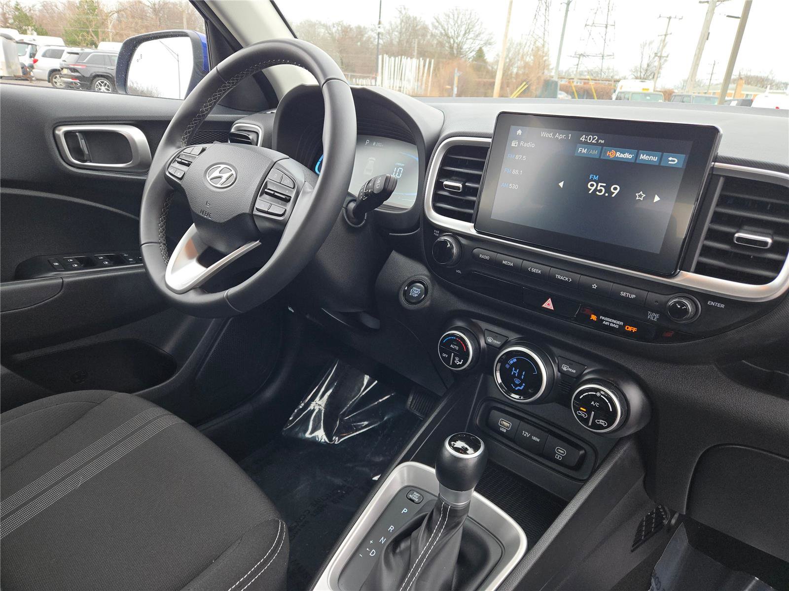 Used 2025 Hyundai Venue SEL image 8