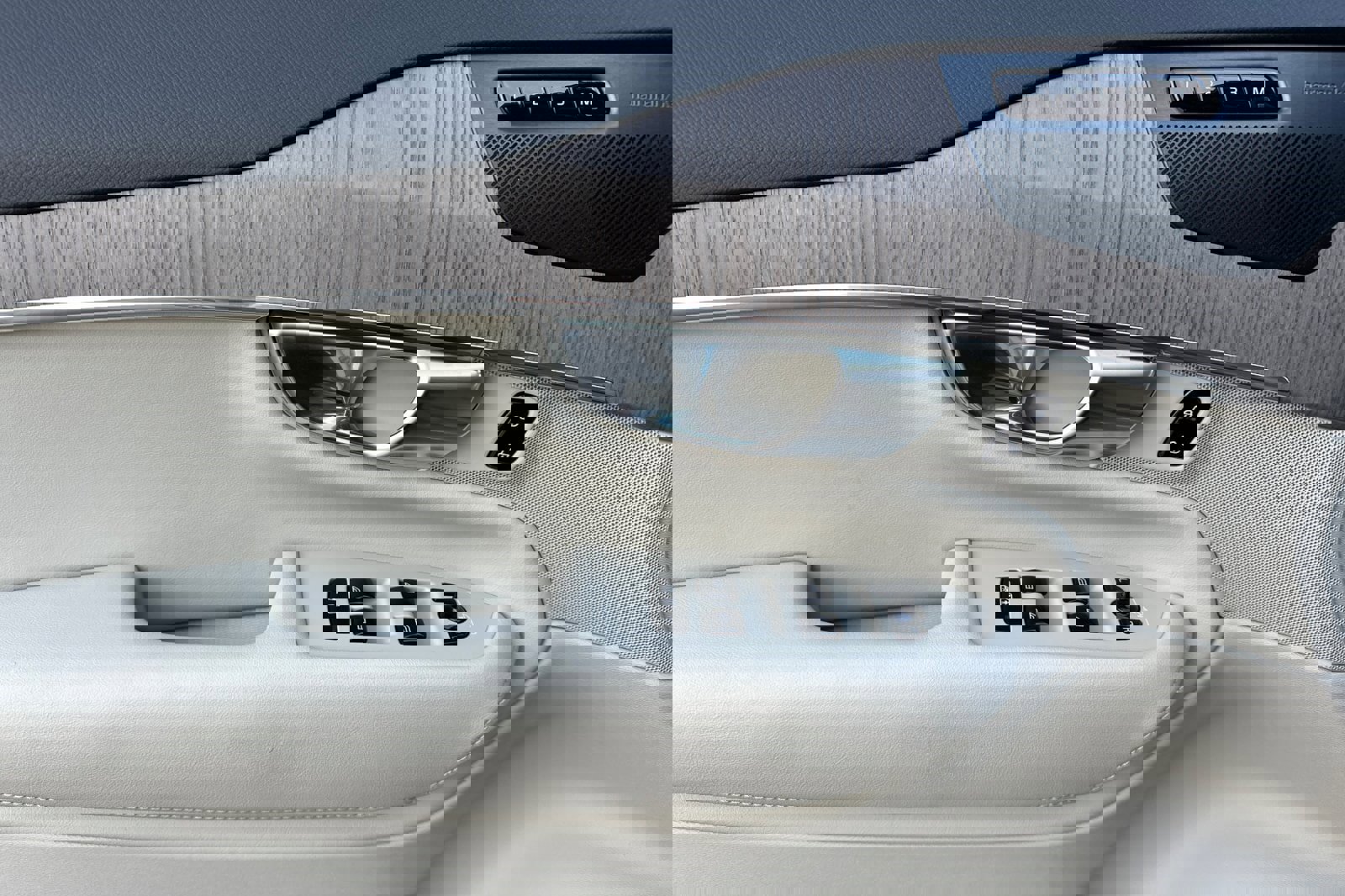 Certified 2023 Volvo XC90 B6 Plus w/ Protection Package Premier image 15