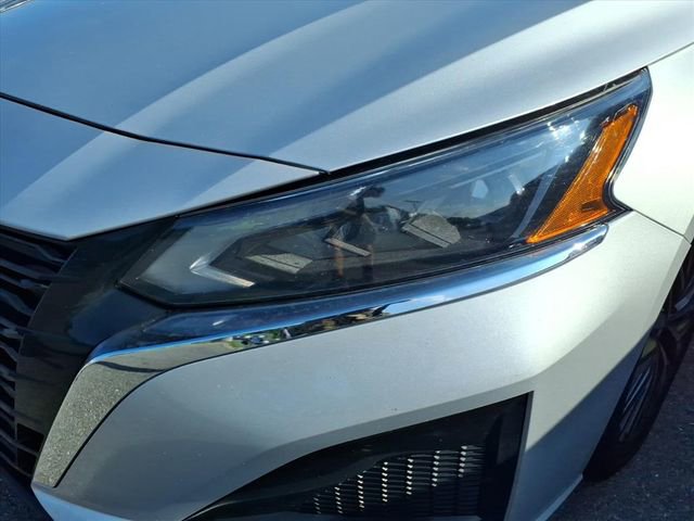 Used 2025 Nissan Altima 2.5 SV FWD image 3