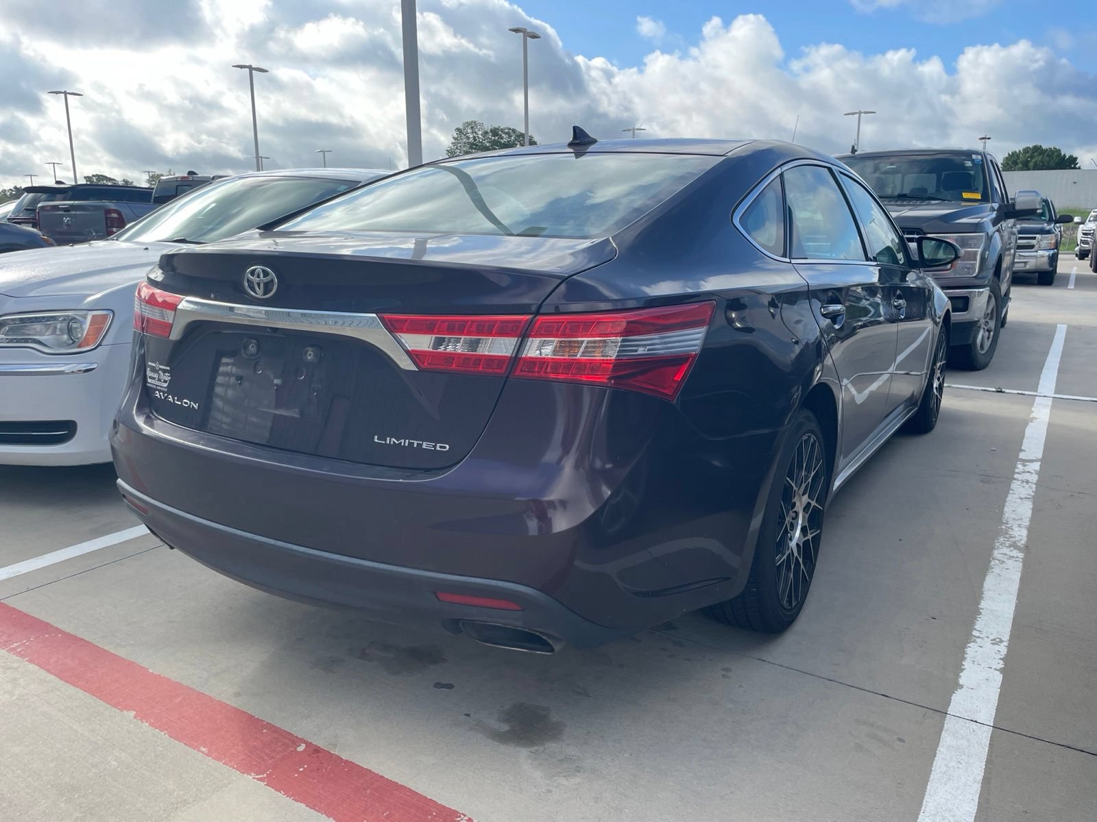 Used 2014 Toyota Avalon Limited w/ Technology Package FWD image 4