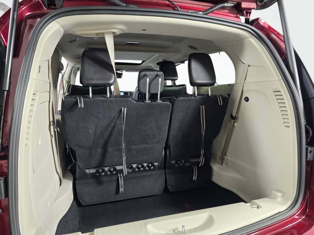 Used 2022 Chrysler Pacifica Limited w/ Uconnect Theater Family Group FWD image 16