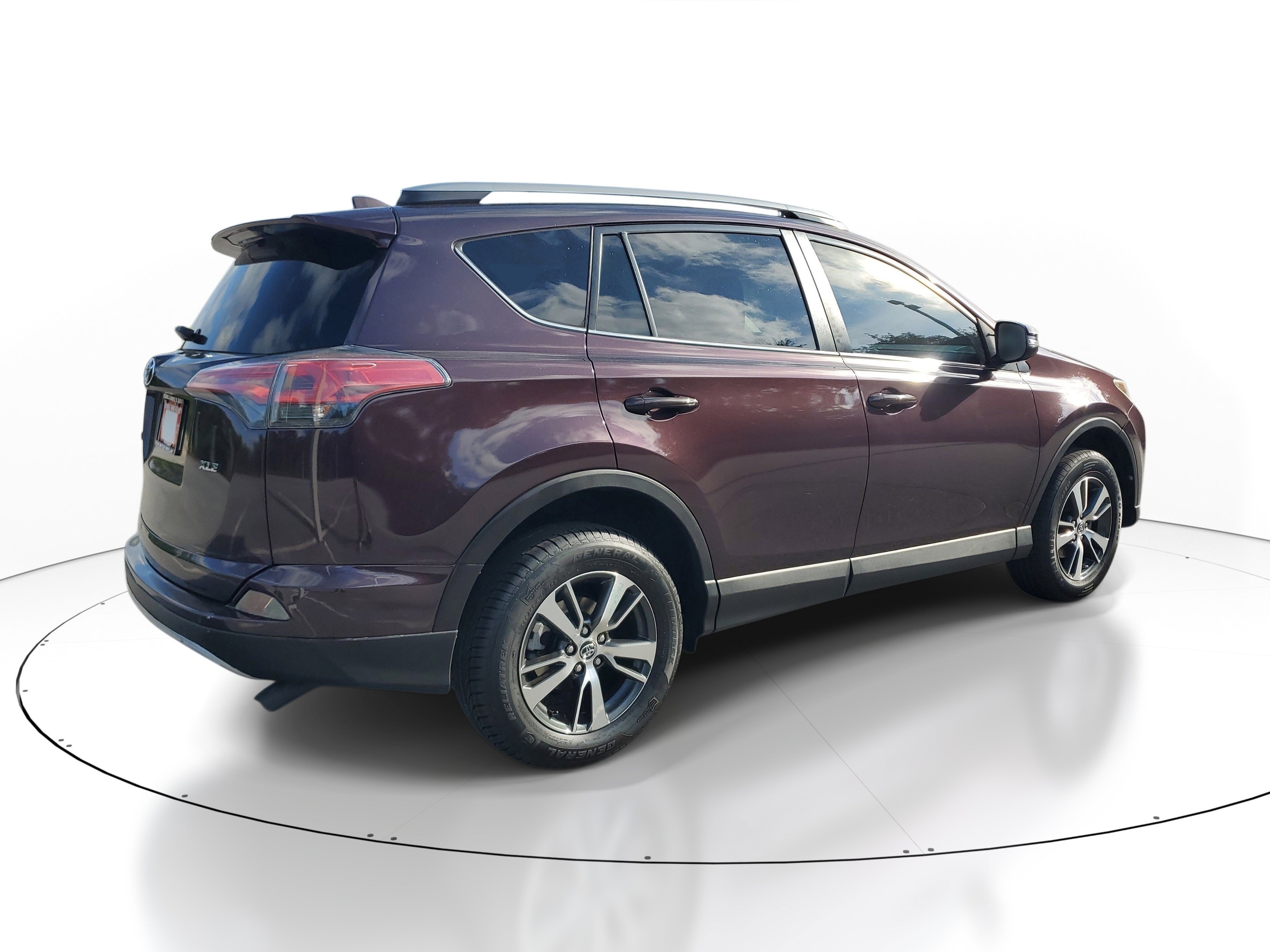 Used 2018 Toyota RAV4 XLE FWD image 6