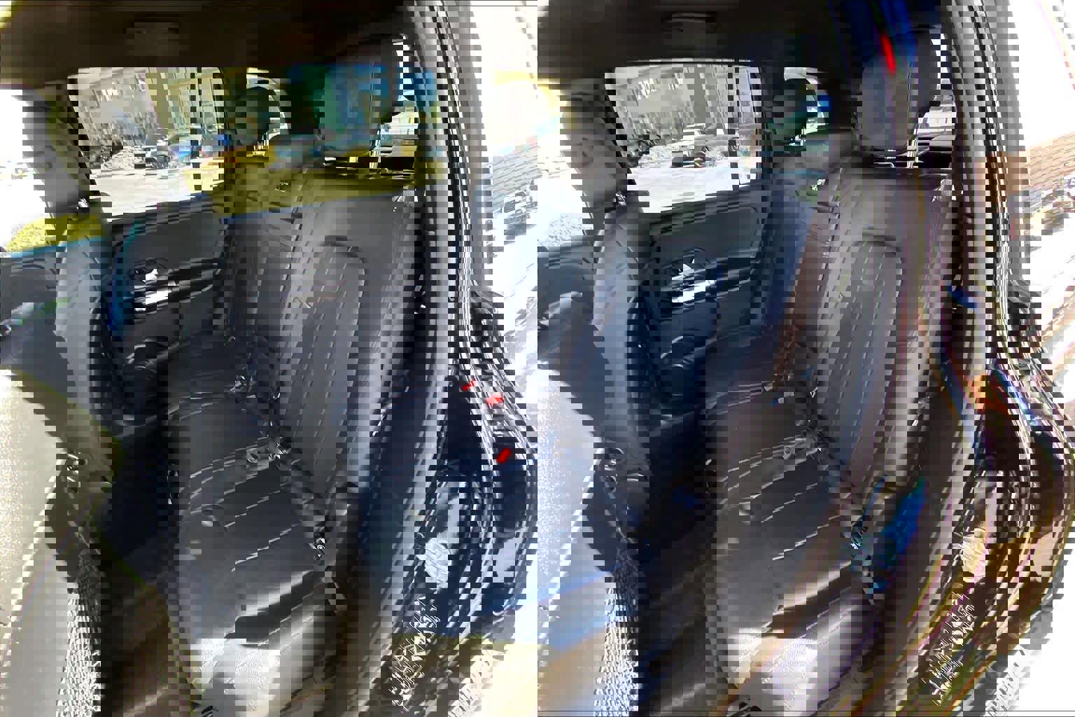 Used 2022 Mercedes-Benz GLB 250 w/ Premium Package Lite image 19