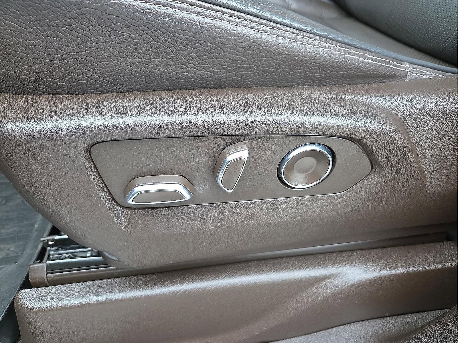 Used 2023 GMC Yukon XL Denali w/ Advanced Technology Package image 14