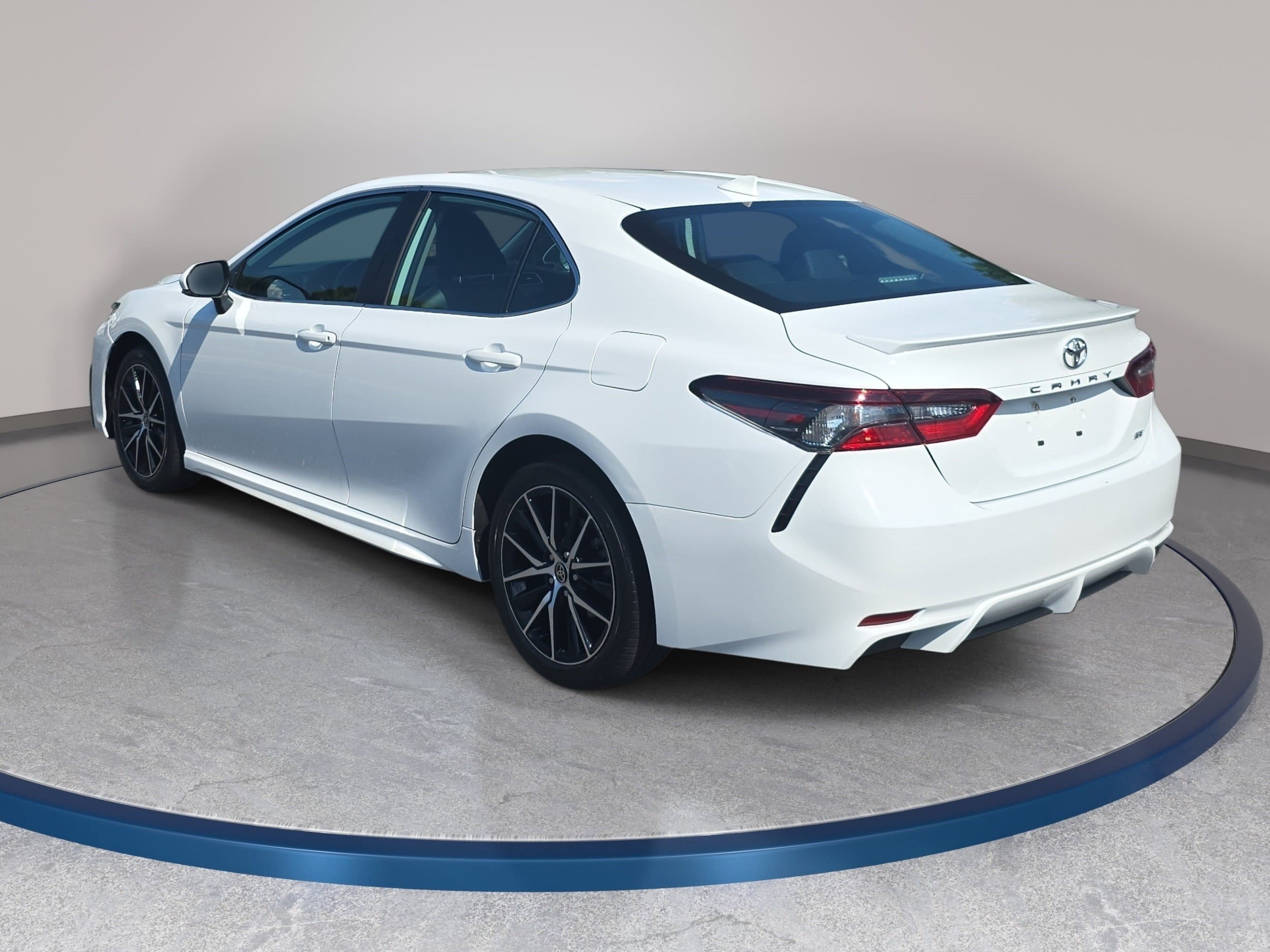 Used 2024 Toyota Camry SE FWD image 7