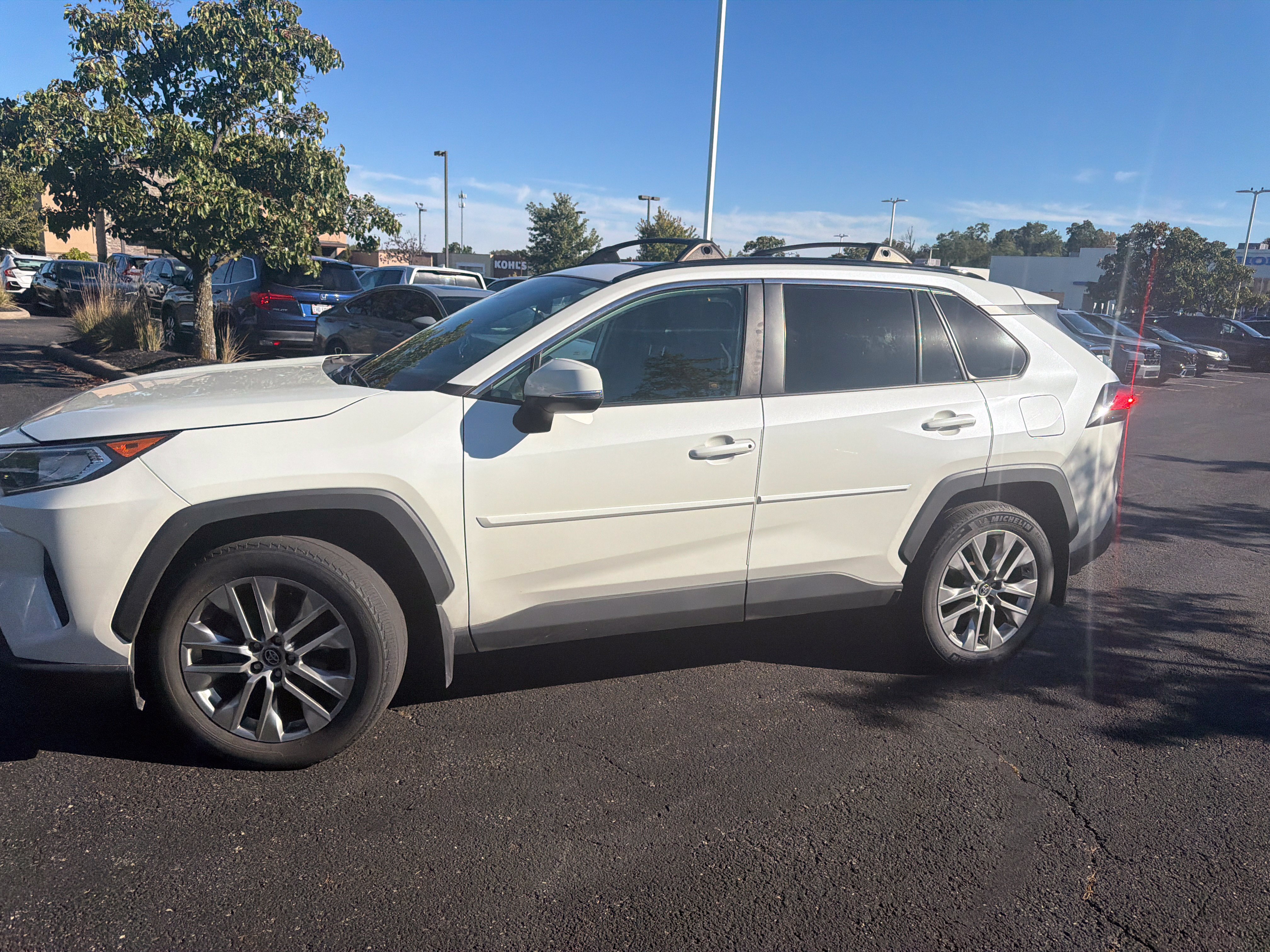 Used 2021 Toyota RAV4 XLE Premium AWD/4WD image 16