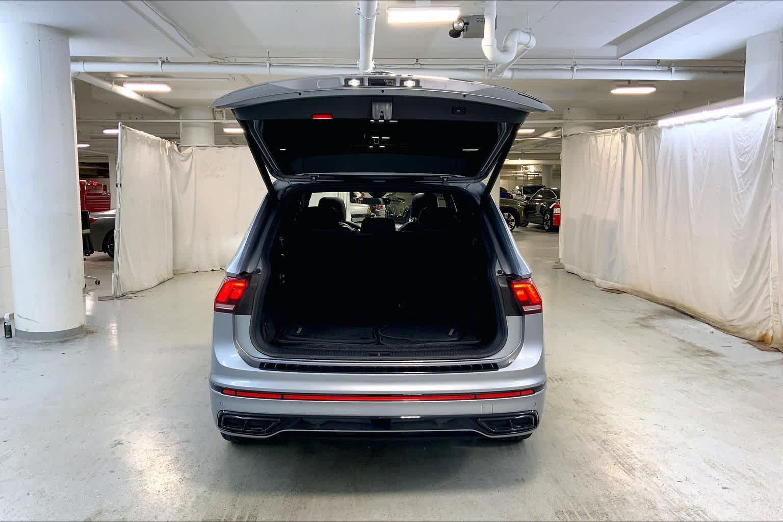 Used 2024 Volkswagen Tiguan SE R-Line AWD/4WD image 33