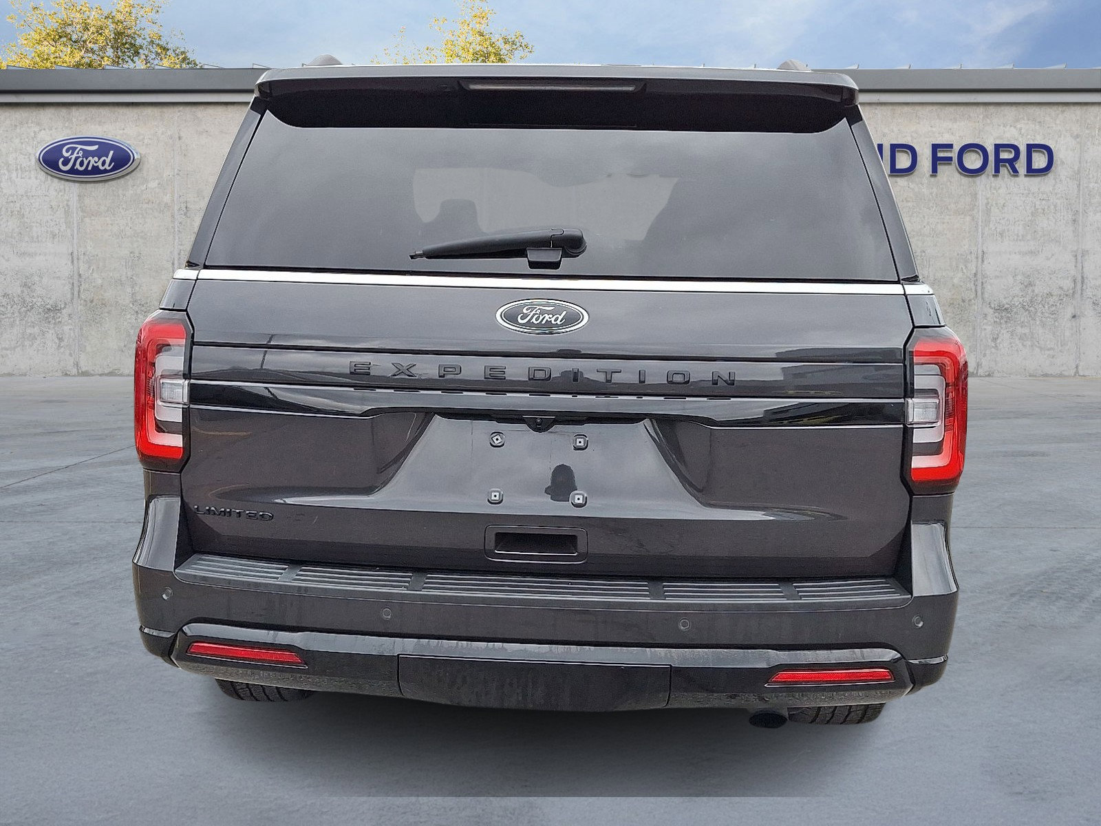 Used 2022 Ford Expedition Limited image 5