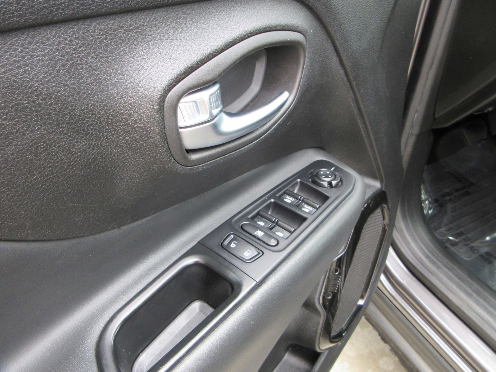 Used 2018 Jeep Renegade Altitude w/ UConnect 8.4 Nav Group FWD image 27