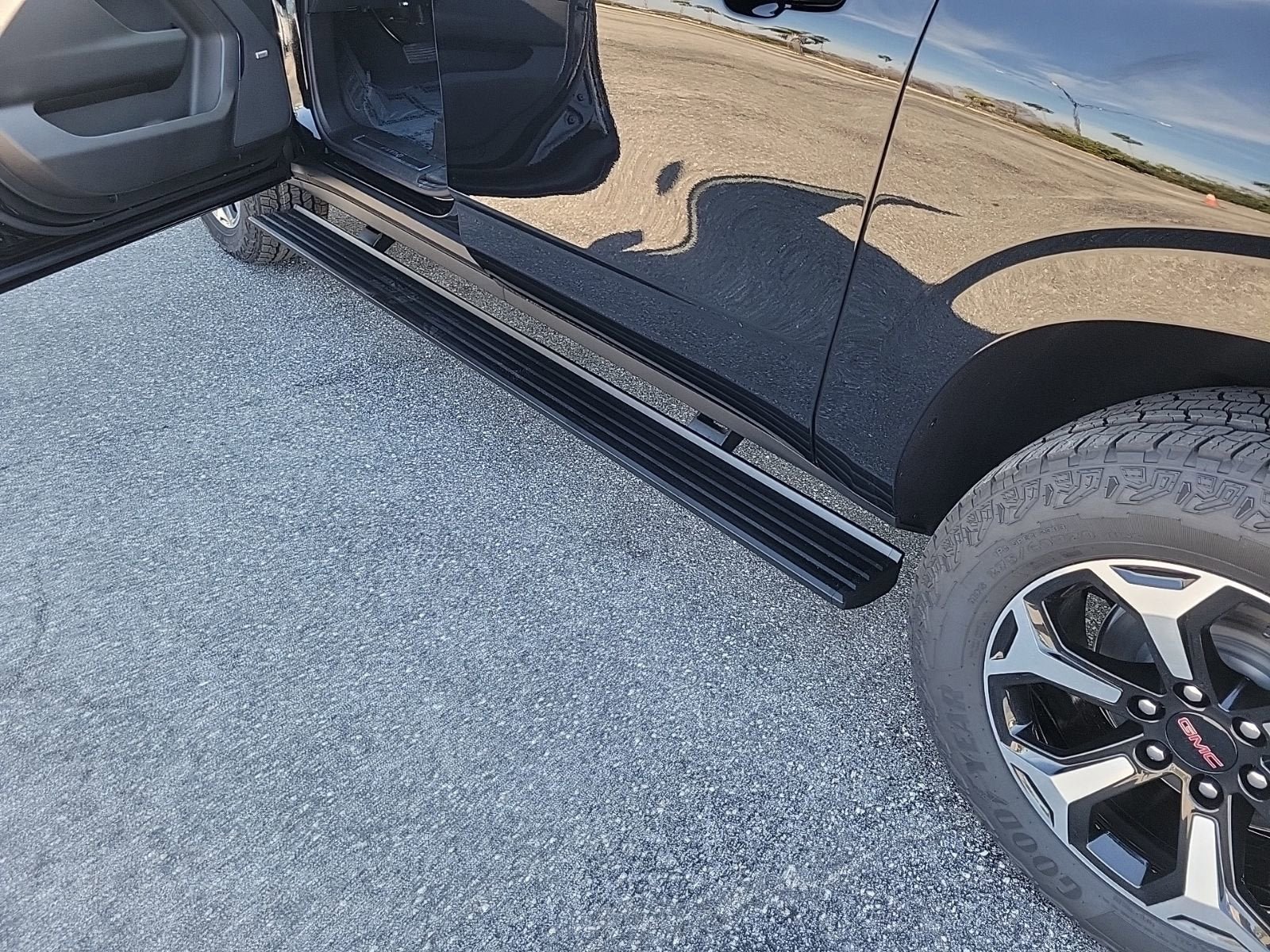 New 2026 GMC Yukon XL AT4 w/ AT4 Premium Plus Package AWD/4WD image 9