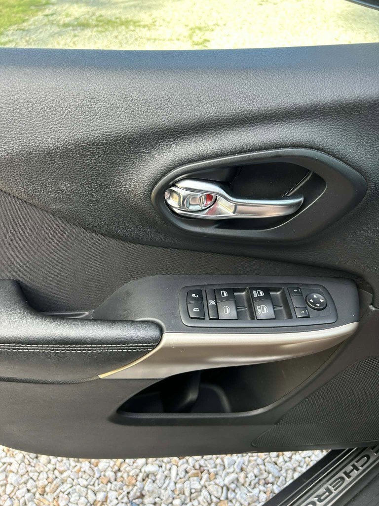 Used 2017 Jeep Cherokee Latitude FWD image 17