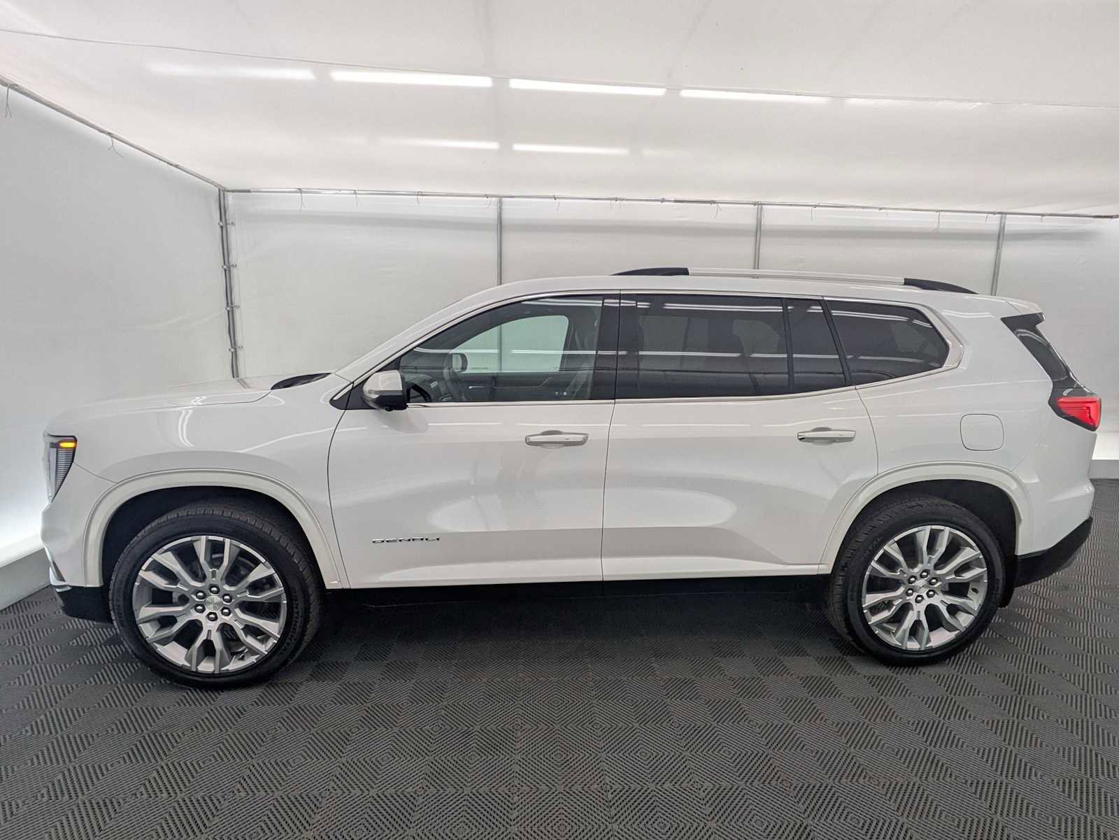 Used 2024 GMC Acadia Denali AWD/4WD image 3