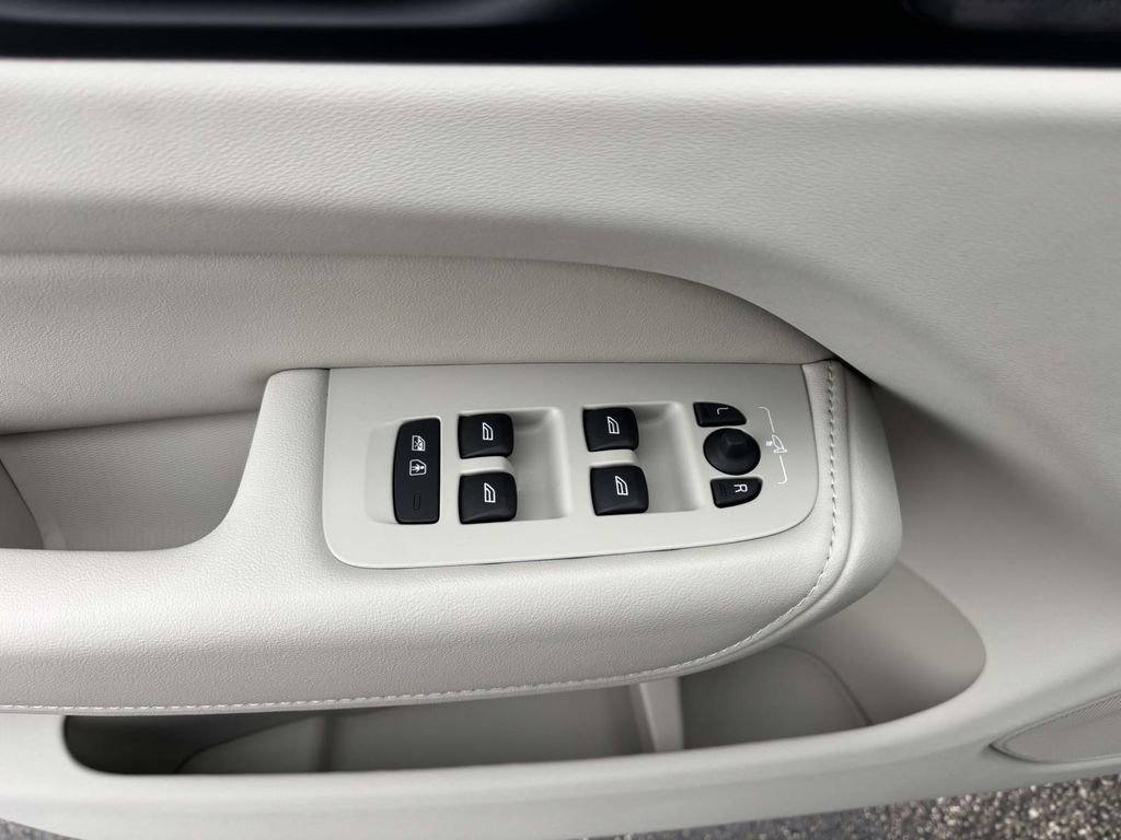 New 2026 Volvo XC60 B5 Ultra w/ Protection Package Premier image 13