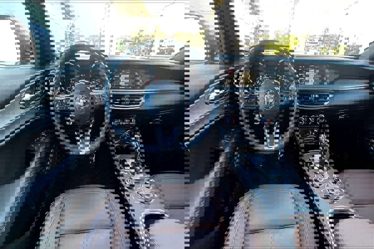 Used 2022 Alfa Romeo Stelvio Ti image 5