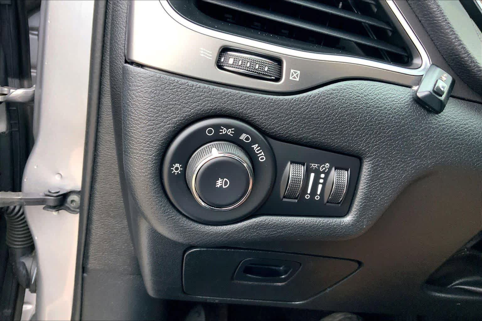 Used 2019 Jeep Cherokee Latitude Plus FWD image 33