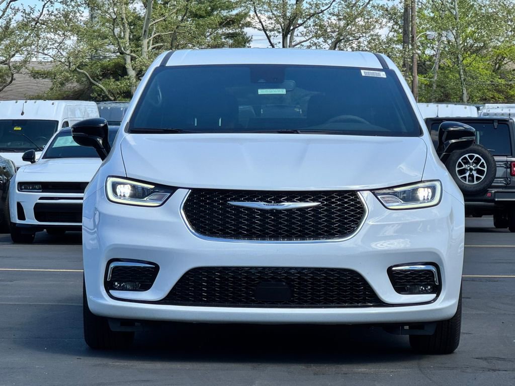 New 2026 Chrysler Pacifica Select image 2