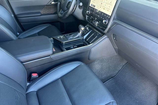 Used 2024 Lexus GX 550 w/ Accessory Package (31) AWD/4WD image 17