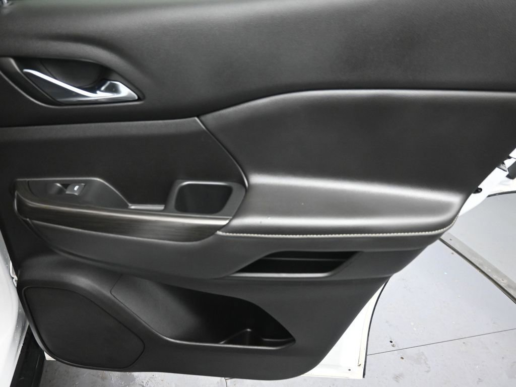 Used 2023 GMC Acadia SLT image 27