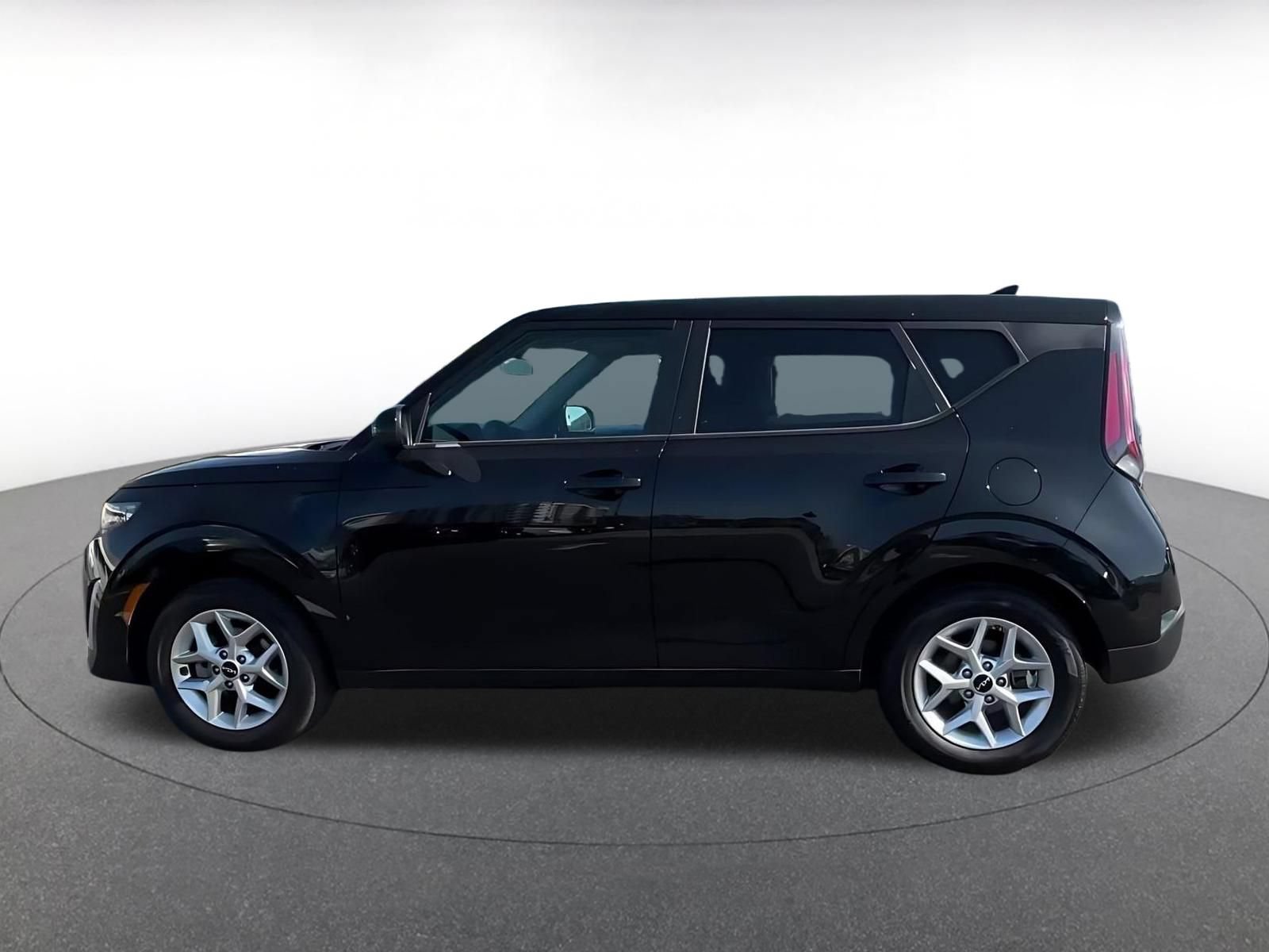 Used 2025 Kia Soul LX w/ LX Technology Package FWD image 9