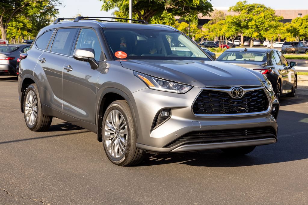 New 2026 Toyota Highlander Platinum AWD/4WD image 3
