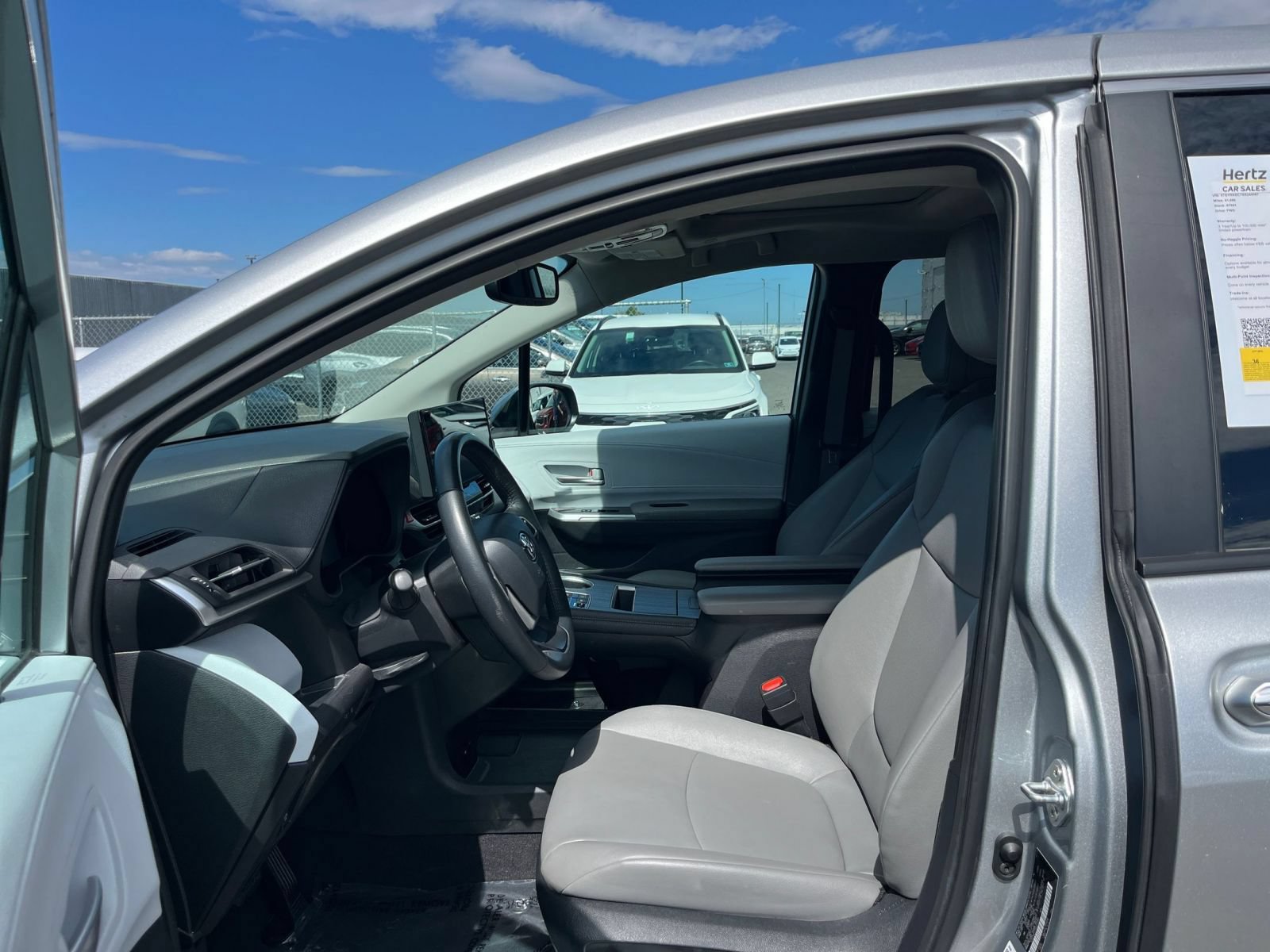 Used 2025 Toyota Sienna XLE FWD image 27