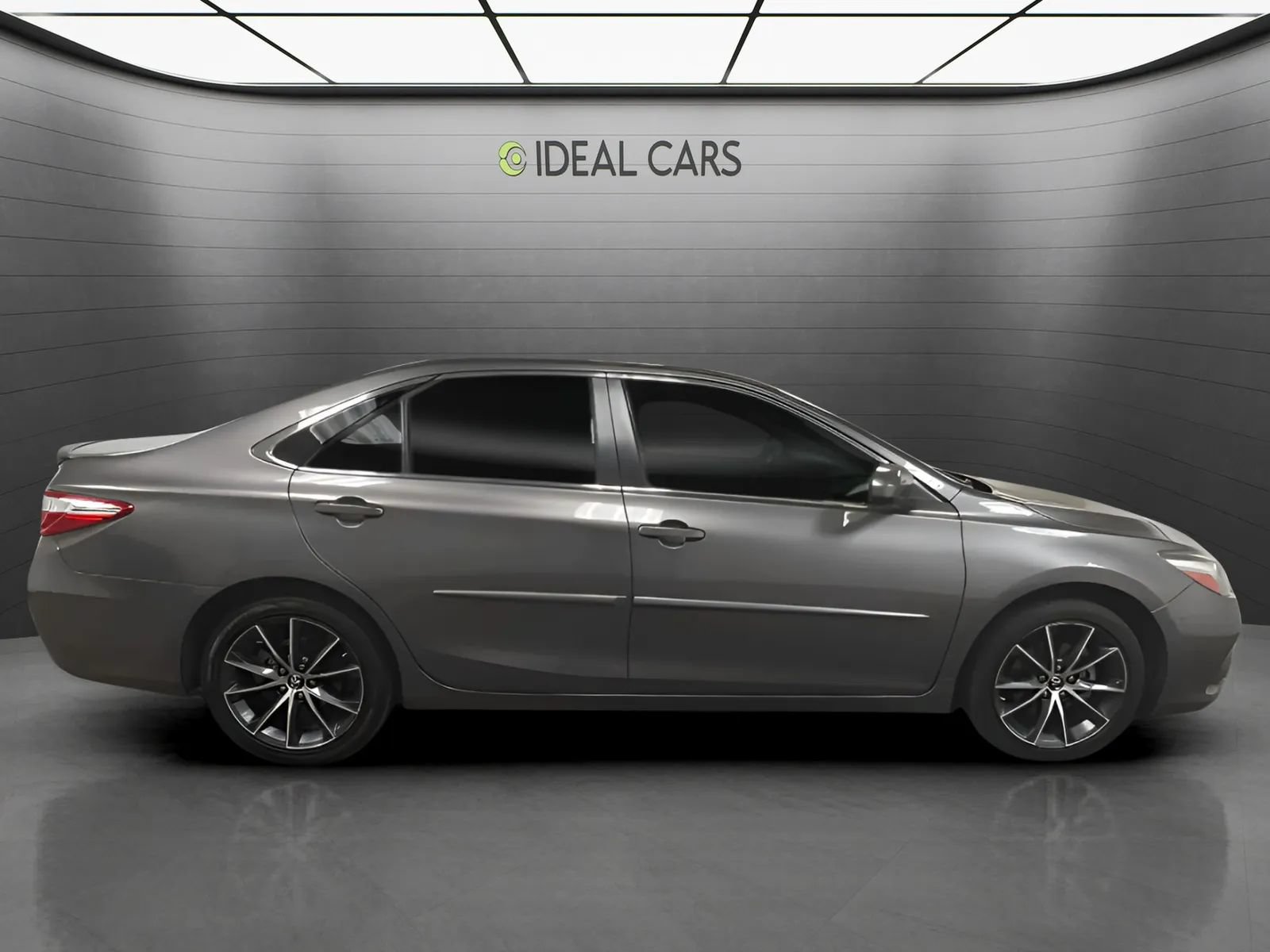 Used 2017 Toyota Camry XSE w/ Moonroof Package FWD image 4