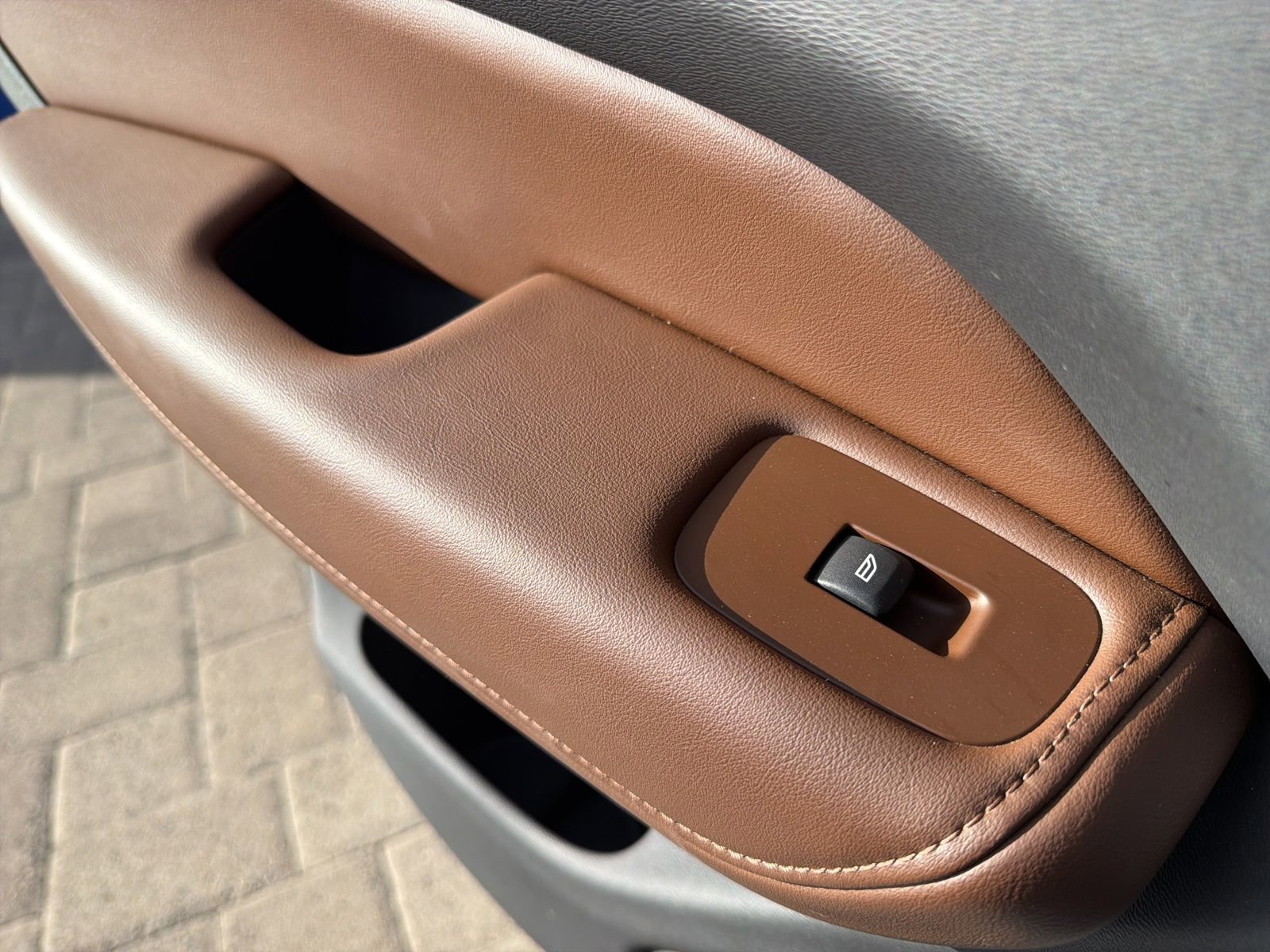 Certified 2025 Volvo XC60 T8 Plus w/ Protection Package Premier image 95