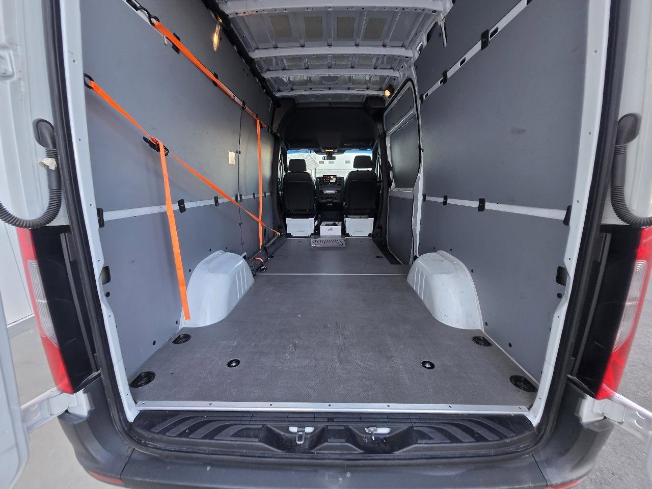 Used 2022 Mercedes-Benz Sprinter 2500 image 38