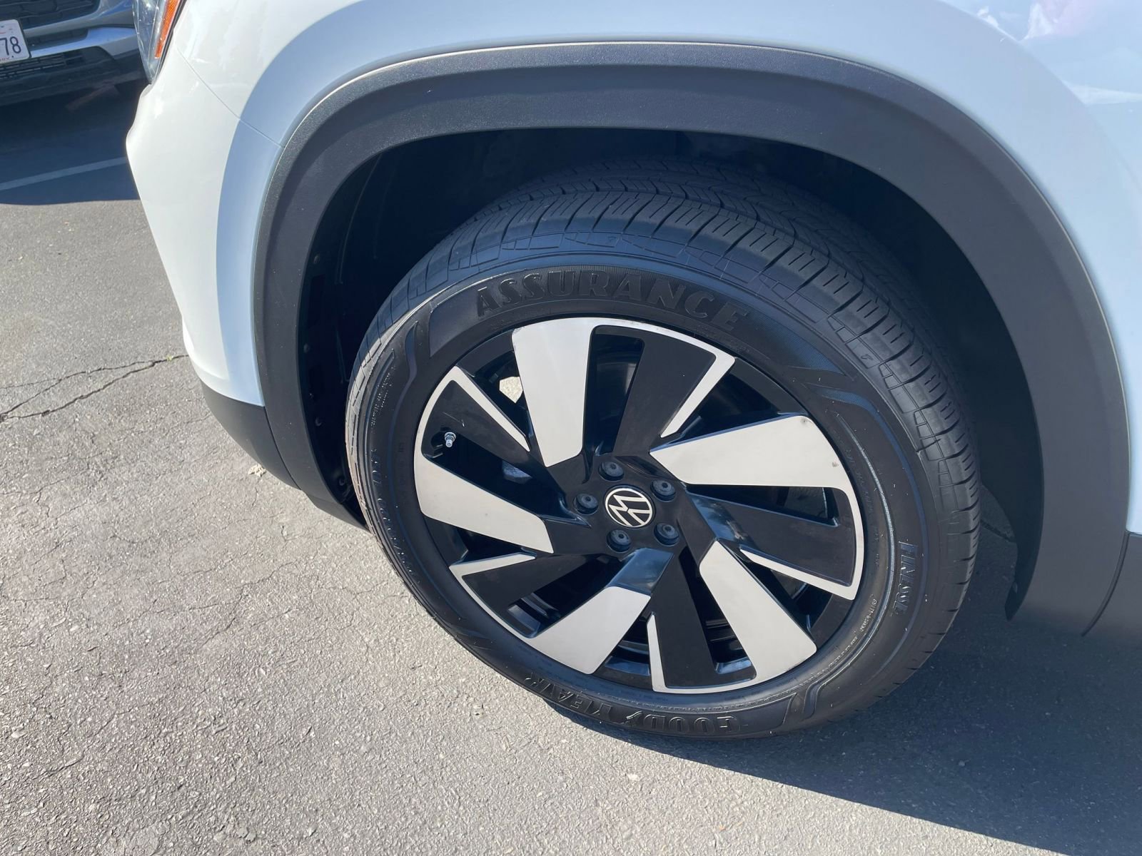 Used 2025 Volkswagen Atlas Cross Sport SE image 31