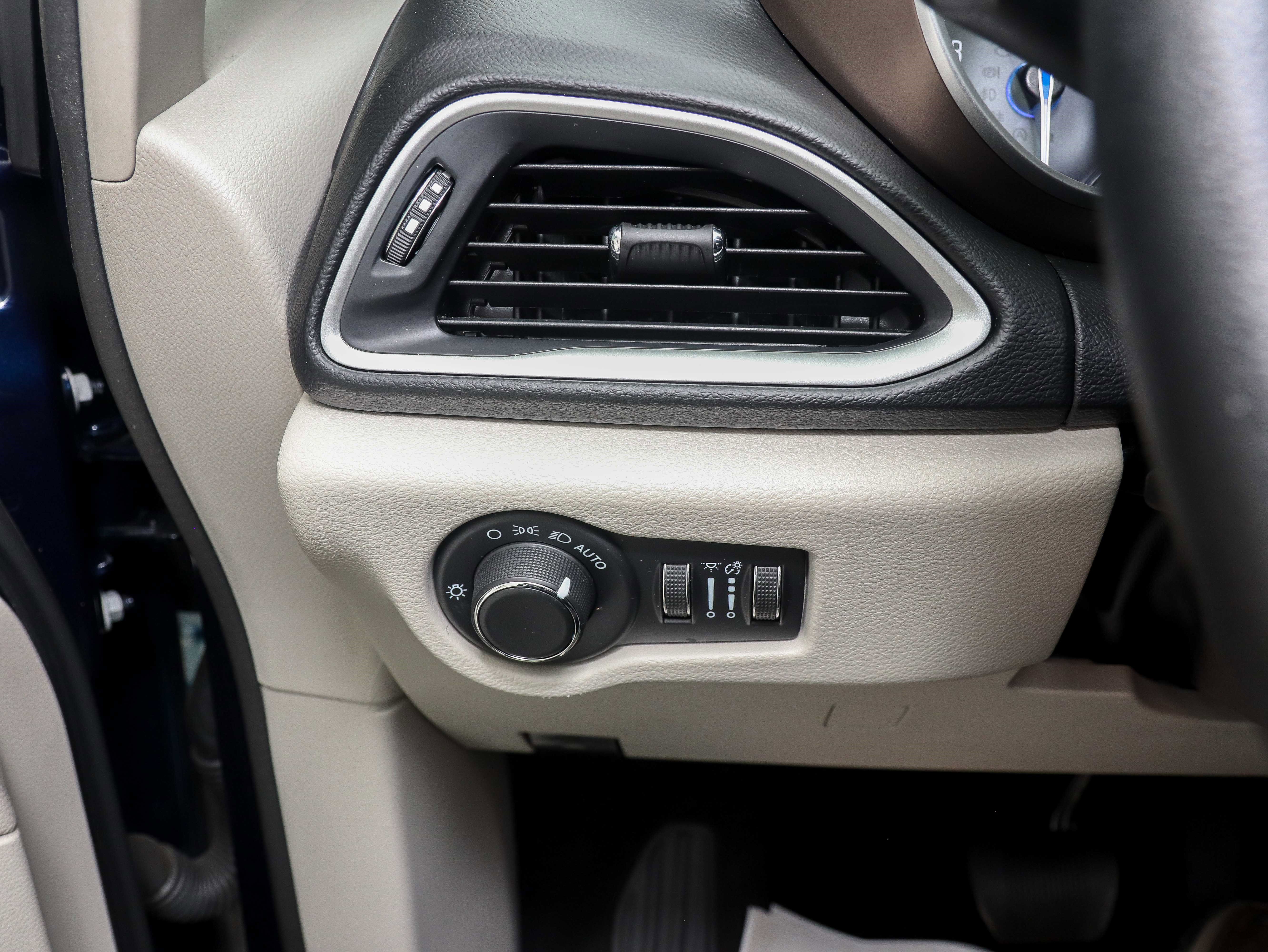 Used 2020 Chrysler Voyager LX image 28