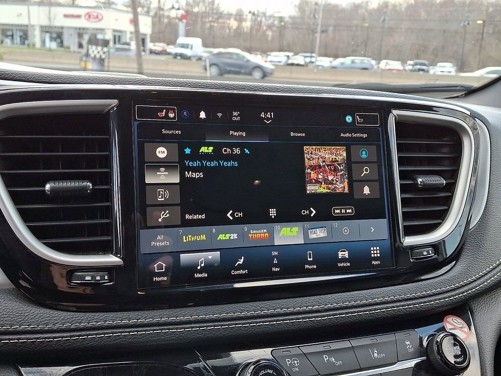 Used 2024 Chrysler Pacifica Select image 19