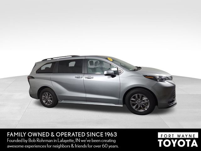 Used 2024 Toyota Sienna XLE image 5