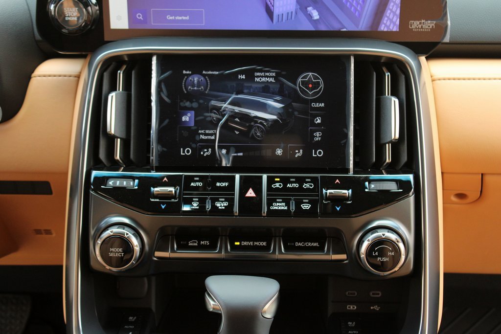 Used 2025 Lexus LX 600 4WD w/ Luxury Package image 16