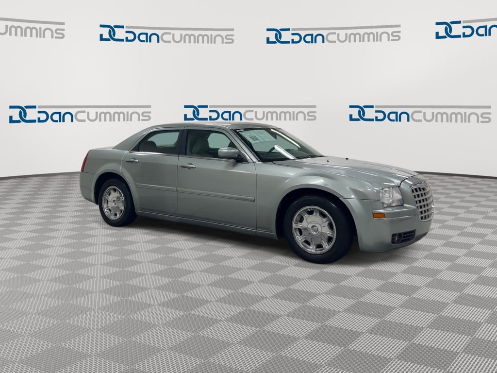 Used 2005 Chrysler 300 Touring RWD image 2
