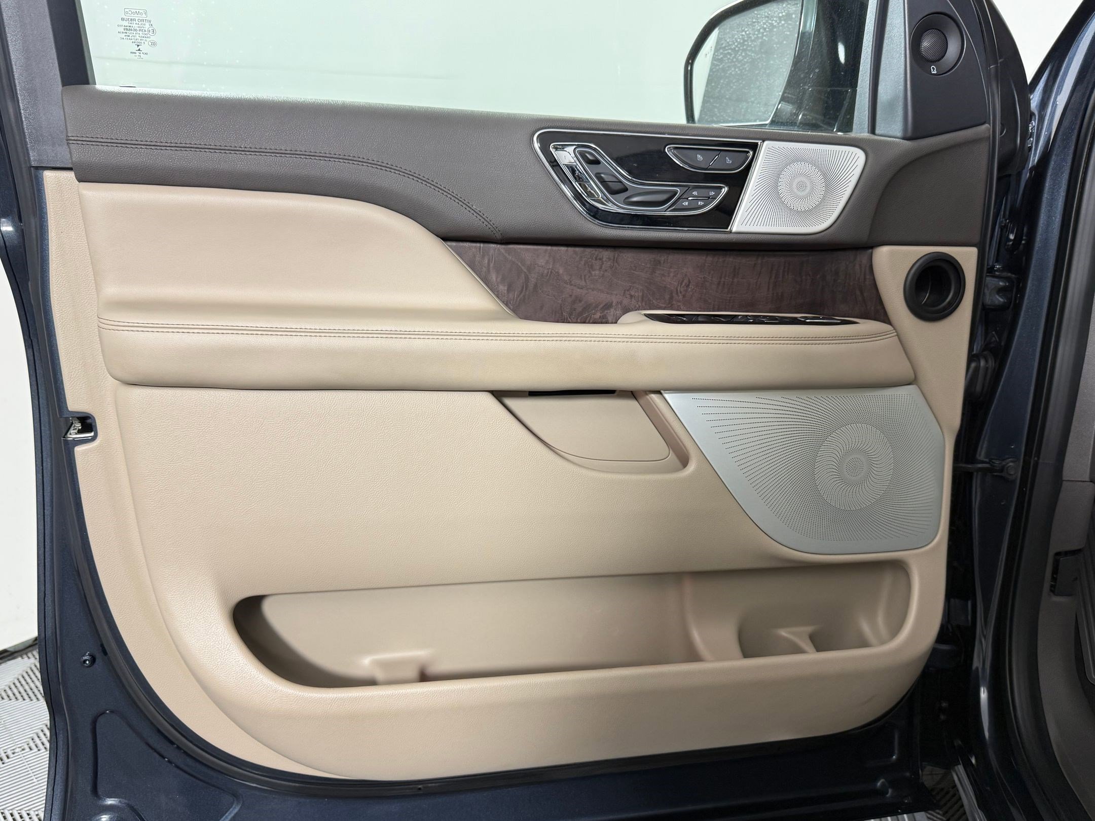 Used 2022 Lincoln Navigator Reserve image 14