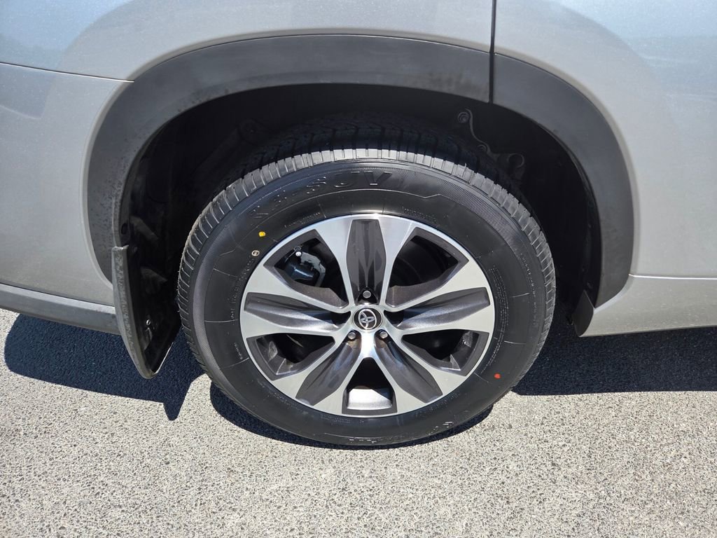 Certified 2024 Toyota Highlander XLE FWD image 16