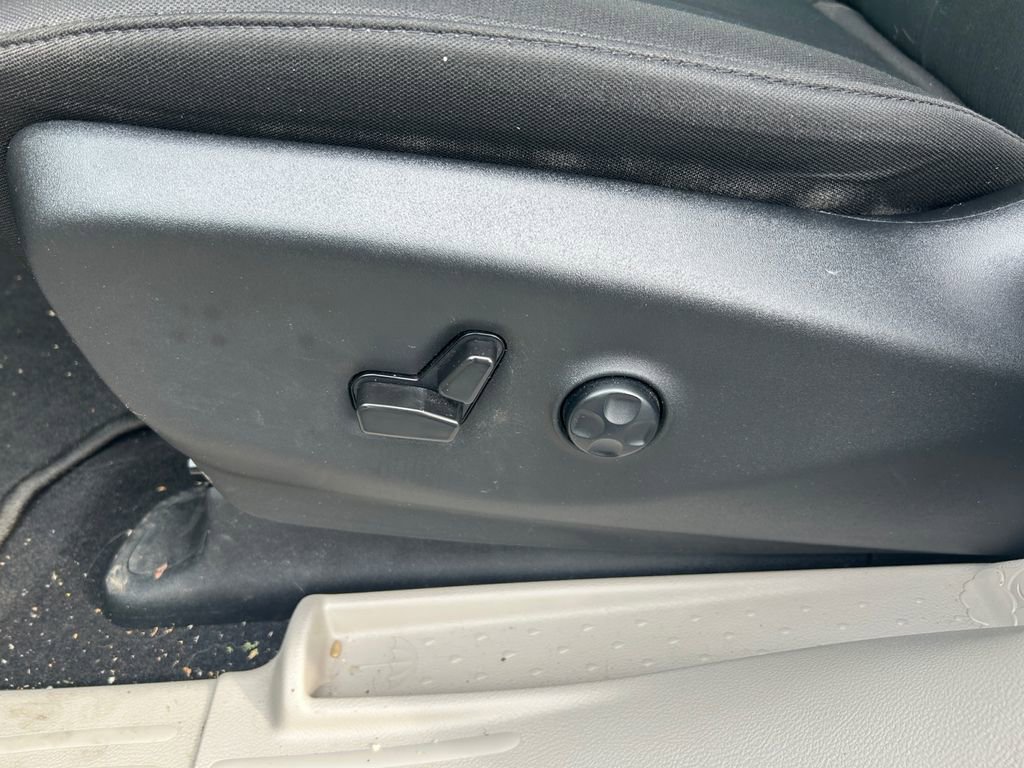 Certified 2022 Chrysler Voyager LX FWD image 13
