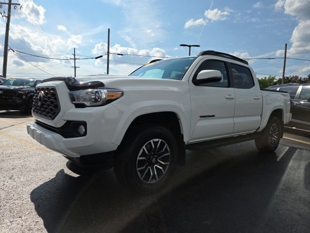 Used 2022 Toyota Tacoma TRD Sport AWD/4WD image 3