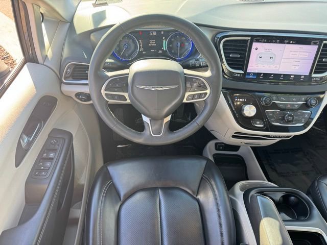 Used 2023 Chrysler Pacifica Touring-L image 13