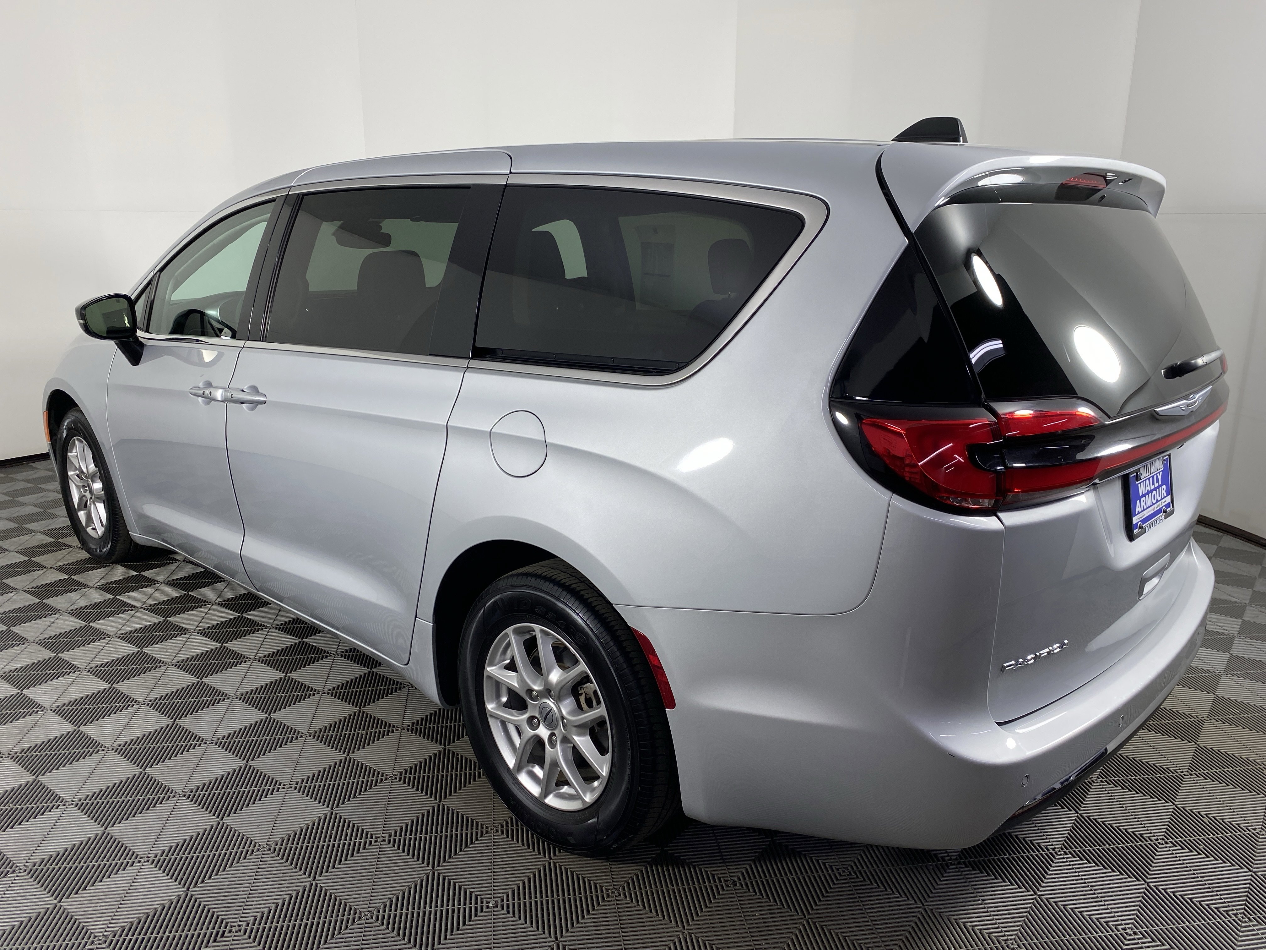 Used 2024 Chrysler Pacifica Touring-L image 9