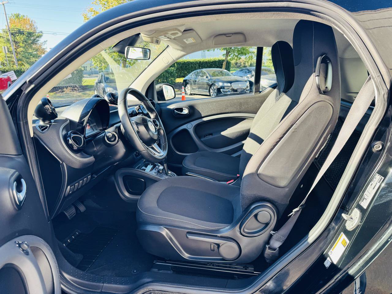 Used 2016 smart fortwo passion RWD image 31