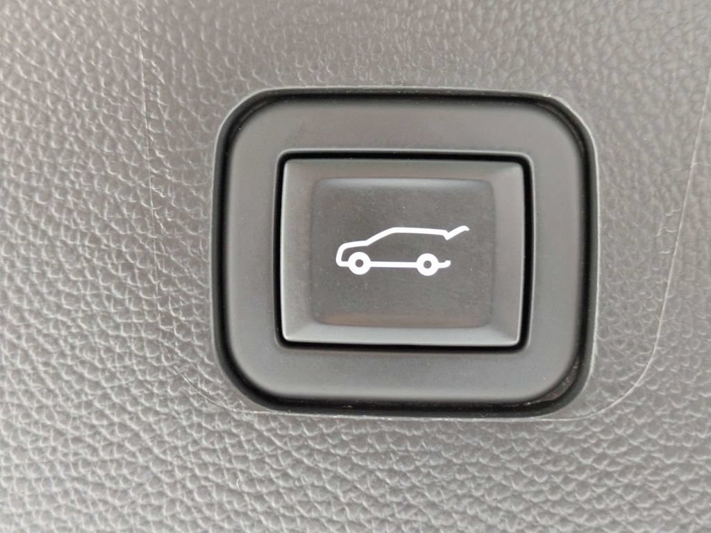 Used 2021 Chevrolet Traverse LT FWD image 13