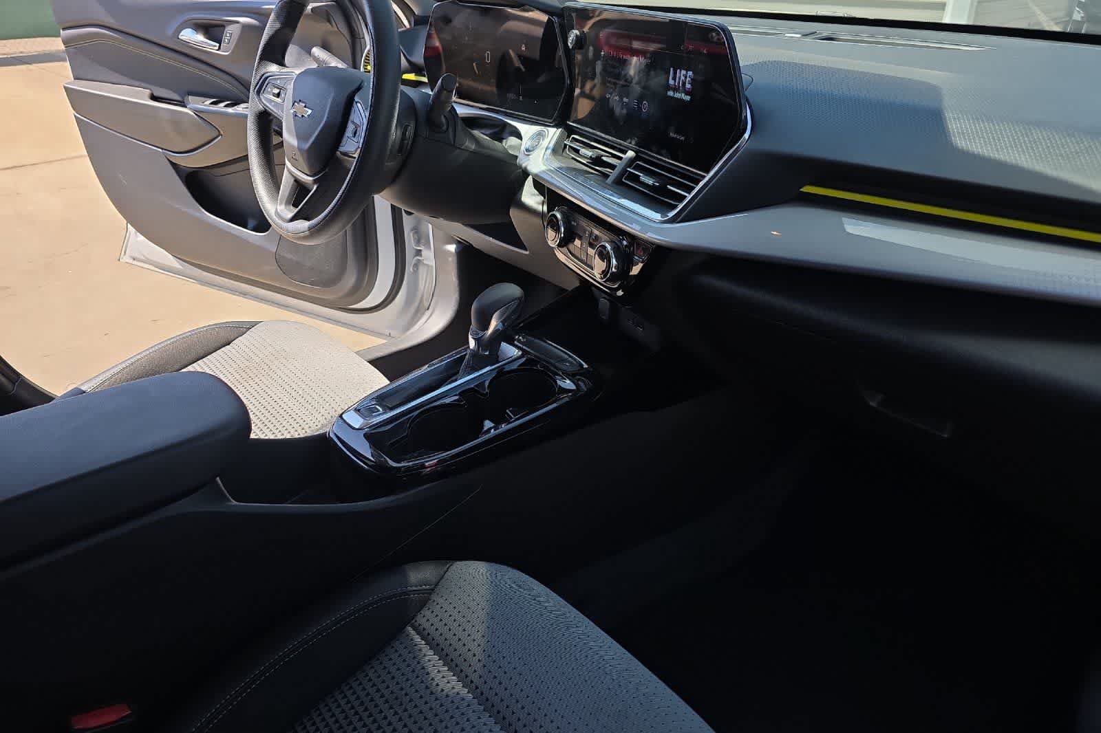 Used 2025 Chevrolet Trax LT FWD image 18