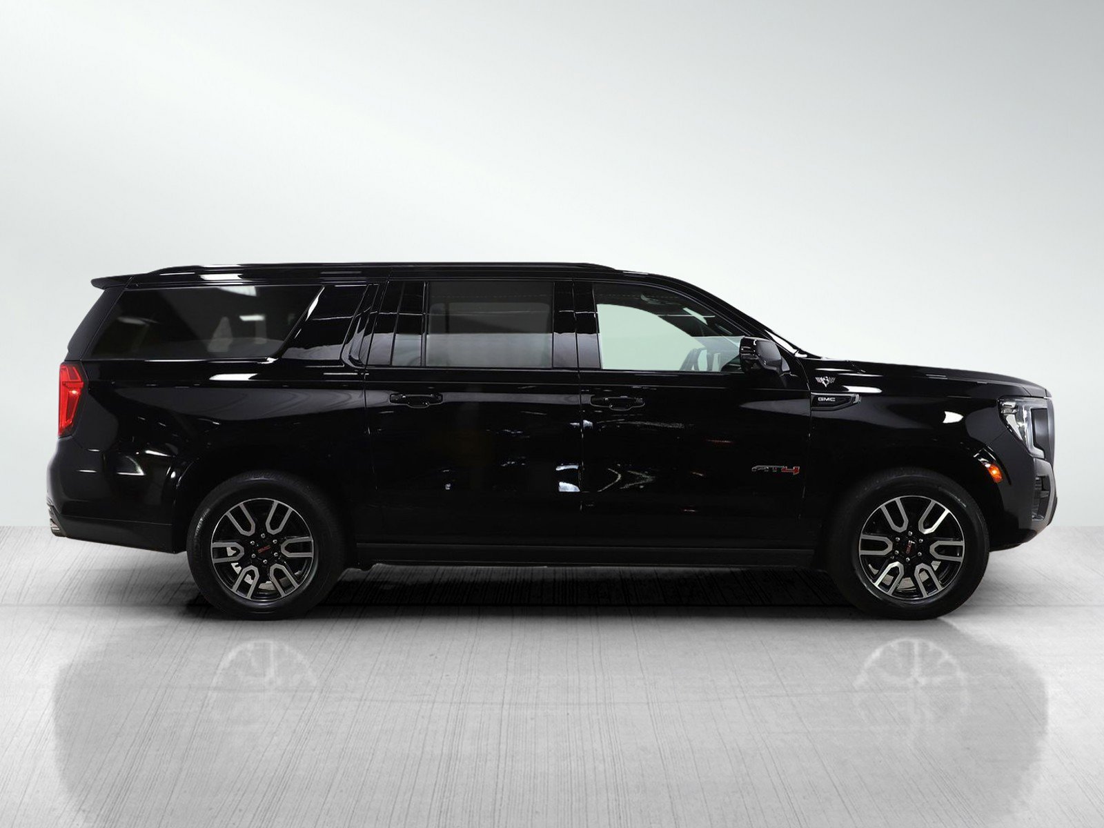 Used 2023 GMC Yukon XL AT4 w/ AT4 Premium Package AWD/4WD image 6